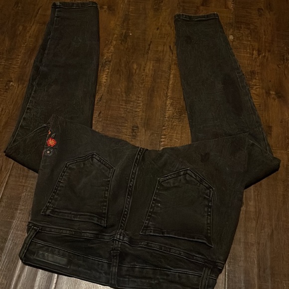 COPY - ⭐️Cello Jeans All Shorts & Jeans $12 or 2x$20 -Bundle & Offer! - Picture 3 of 3